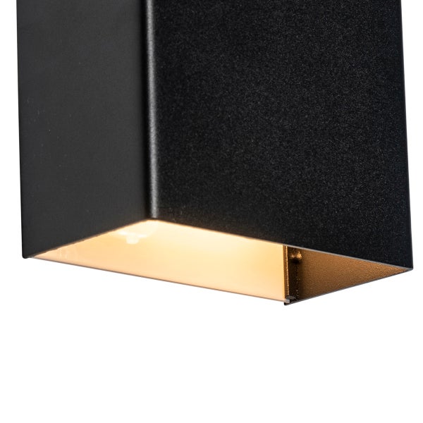 Detail einer schwarzen Außenleuchte