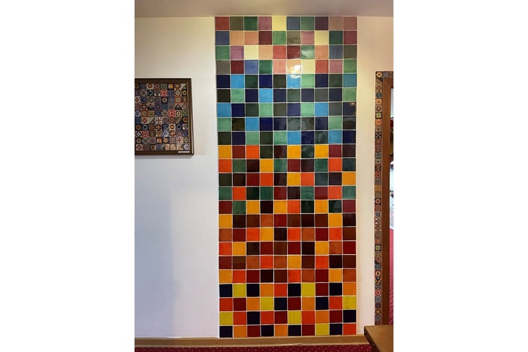 Wandgestaltung mit quadratischen Fliesen im Innenbereich