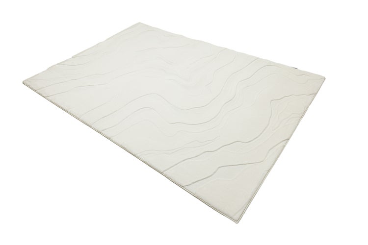 Rechteckiger Teppich mit modernem Reliefmuster in organischer Linienoptik als Wohnaccessoire.