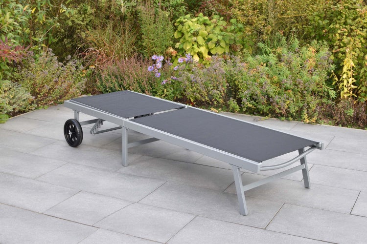 Sonnenliege mit Rädern auf einer Terrasse