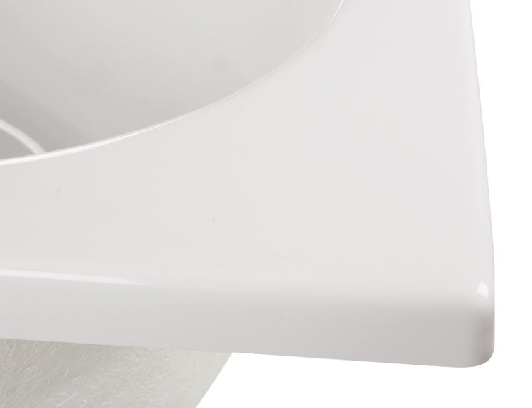 Detailansicht der Ecke einer rechteckigen Badewanne mit glatter Oberfläche
