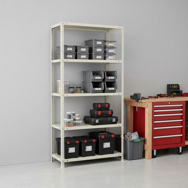 Helles Metallregal in einer organisierten Werkstatt mit verschiedenen Lagerboxen und Werkzeugkoffern neben einer Werkbank mit roten Schubladen.