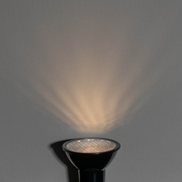 LED-Reflektorlampe mit schwarzem Gehäuse wirft einen fächerförmigen Lichtstrahl an eine Wand.