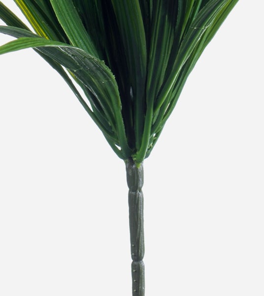 Künstliche Pflanze in schwarzem Kunststofftopf mit braunem Stamm aus Fasern.