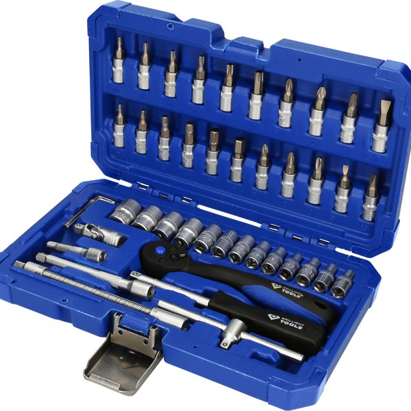 Werkzeugsatz mit Steckschlüsseleinsätzen und Bits in blauem Koffer