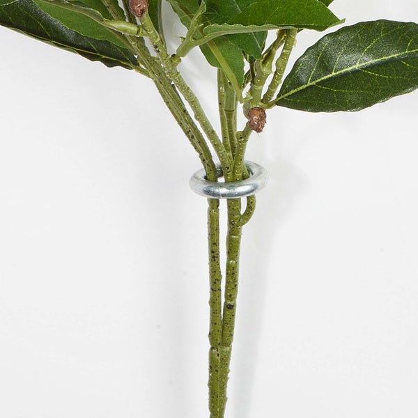 Künstlicher Ahornzweig mit grünen Blättern für die Dekoration.