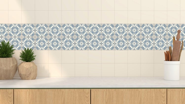 Küchenrückwand mit floralem Fliesenmuster und Küchenutensilien