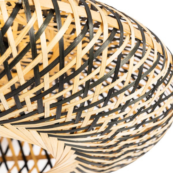 Nahaufnahme einer Lampe aus geflochtenem Bambus