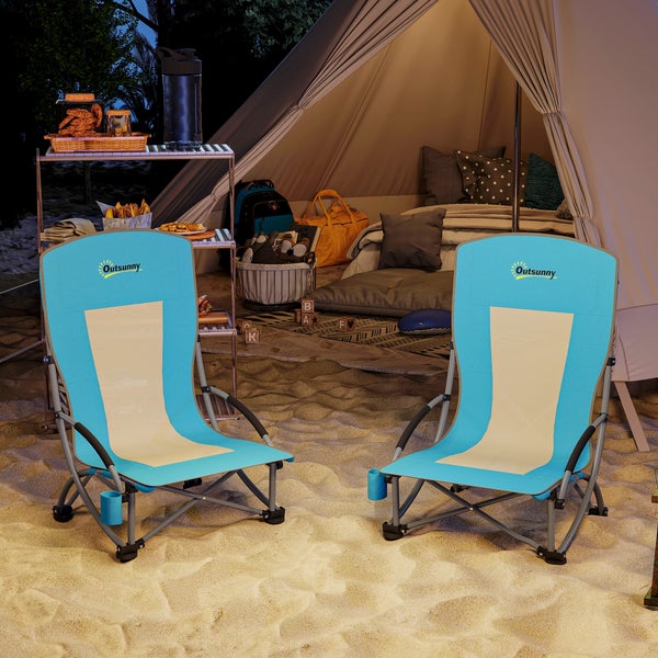 Zwei blau-beige klappbare Outsunny Strandstühle aus Metall und Stoff mit Getränkehalter vor einem Zelt auf Sand.