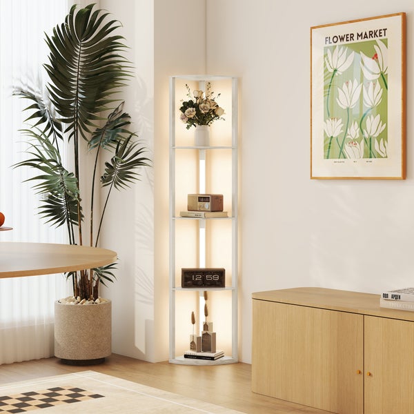 Helle beleuchtete Eck-Stehlampe aus weißem Holz mit integrierten Regalfächern in einem modern eingerichteten lichtdurchfluteten Wohnzimmer.