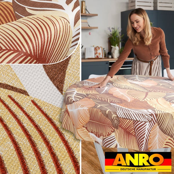 Runde Tischdecke mit Blättermuster in einer hellen Küche, Frau am Tisch, Detailansichten der Stoffstruktur und ANRO Deutsche Manufaktur Logo.