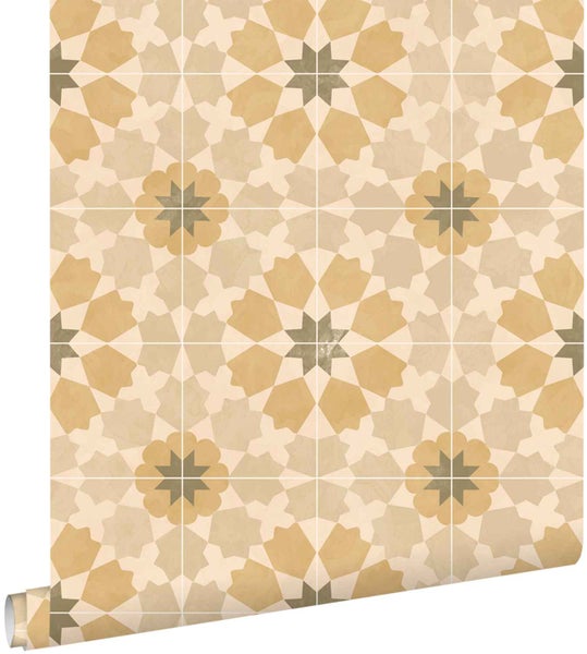 Vliestapete mit orientalischem Kachelmuster und geometrischen Mosaikmotiven in Beige, Braun und Gelb.