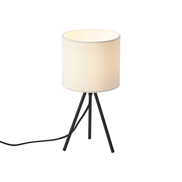 Moderne Tischleuchte mit schwarzem Dreibein-Gestell und weißem, zylindrischem Lampenschirm mit vertikaler Struktur.