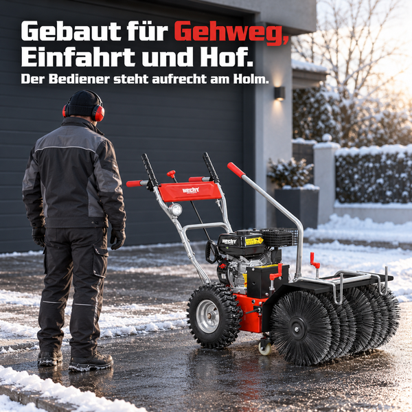 Person bedient eine motorisierte Hecht Kehrmaschine mit rotierender Bürste zur Schneeräumung auf einem verschneiten Hof.