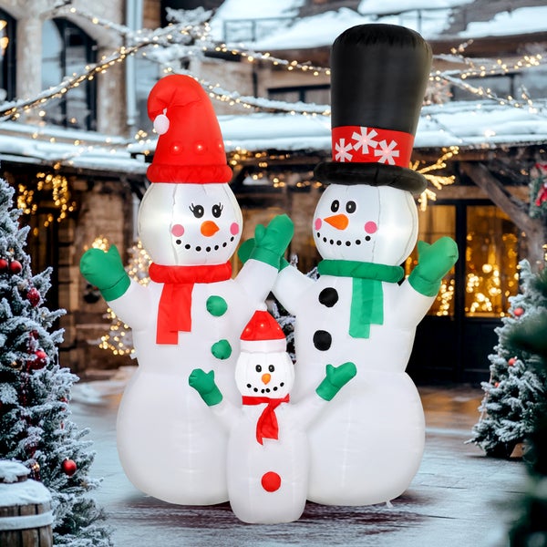 Aufblasbare Schneemann-Familie mit Innenbeleuchtung, bestehend aus drei Figuren mit bunten Hüten und Schals in einer verschneiten Außenszene.