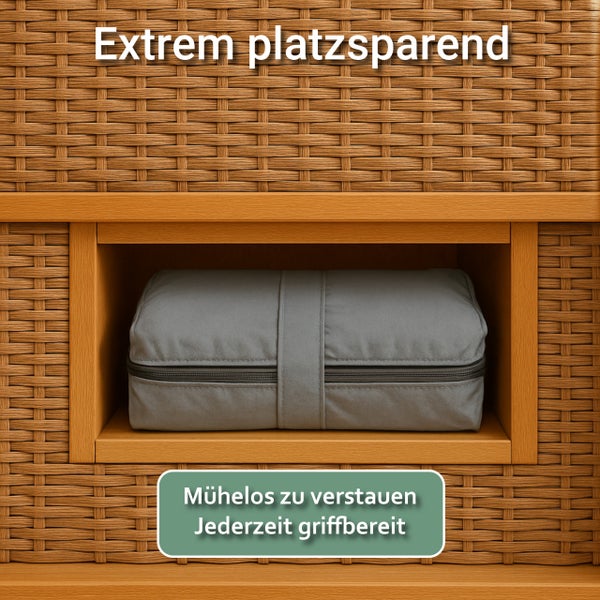 Graue Aufbewahrungstasche platzsparend in einem Regalfach aus Rattangeflecht verstaut.