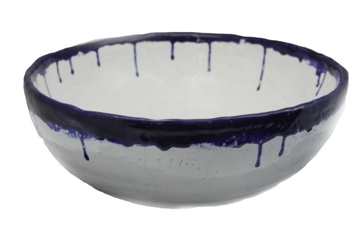 Keramikschale mit blauer Glasur am Rand