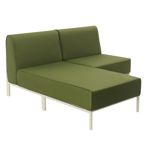 Modulares Garten-Lounge-Sofa mit weißem Metallgestell und grünen Stoffpolstern.