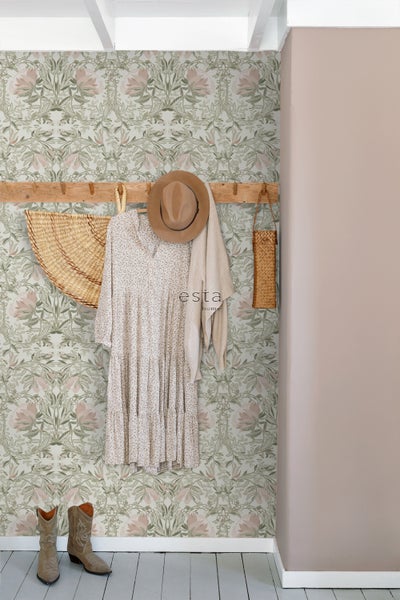 Wand mit floral gemusterter Tapete, Kleiderhakenleiste mit Accessoires und Stiefeln