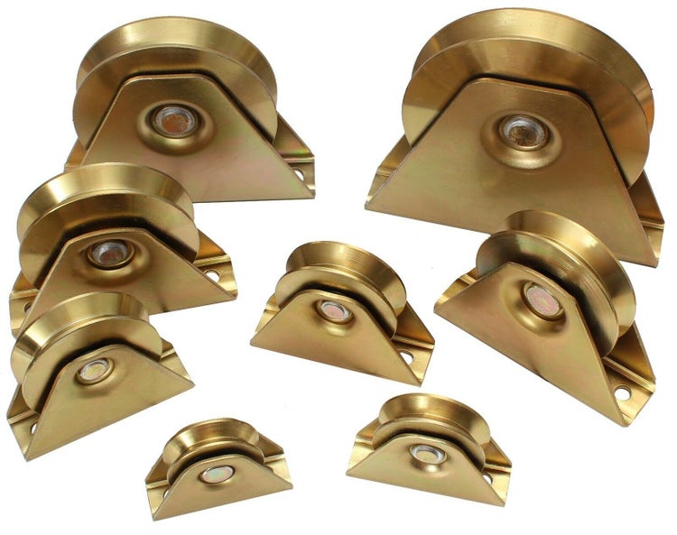Set von sieben U Profil Laufrollen aus Metall mit verschiedenen Durchmessern zur Montage von Schiebetoren oder Laufschienen.