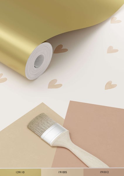 Tapetenrolle und Pinsel vor Farbfeldern mit Farbcodes