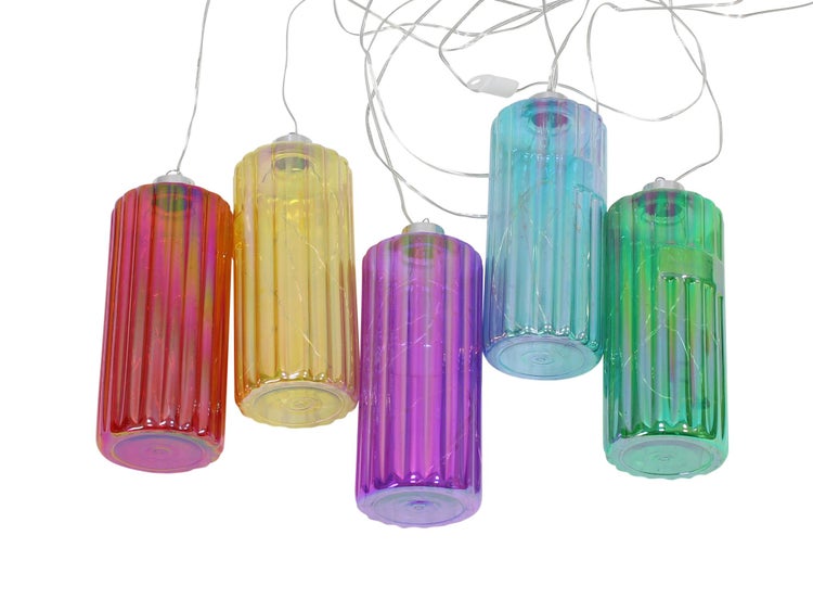 Lichterkette mit fünf bunten, geriffelten und irisierenden zylindrischen Schirmen.