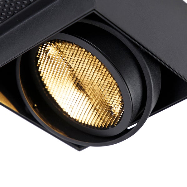 Nahaufnahme eines schwarzen schwenkbaren LED Strahlers mit goldfarbenem Wabenmuster Reflektor