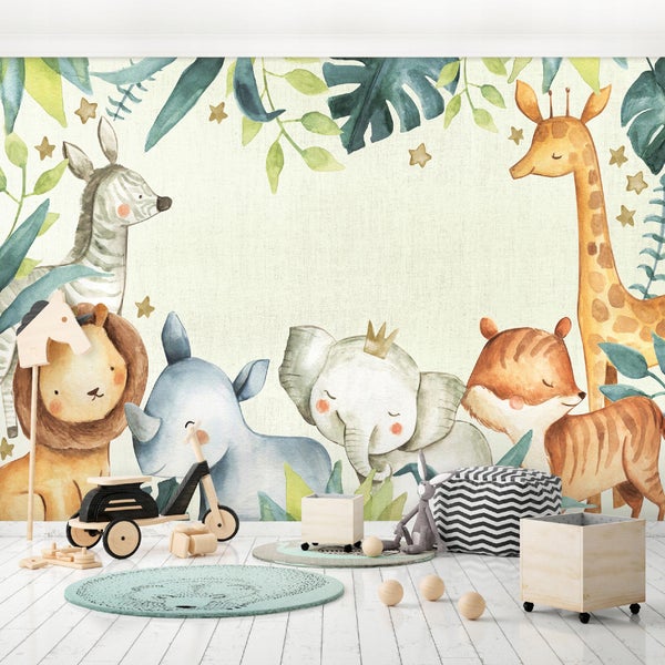 Fototapete mit Tiermotiven im Kinderzimmer mit hölzernen Spielzeugen und Pouf