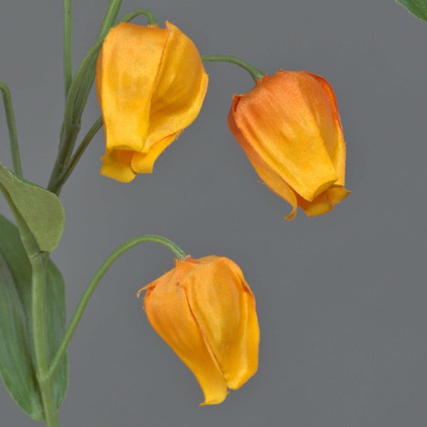 Künstlicher Sandersonia-Zweig mit orangefarbenen glockenförmigen Blüten und grünen Blättern.