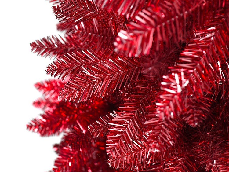 Detailansicht der Nadeln eines glänzenden künstlichen Weihnachtsbaumes.