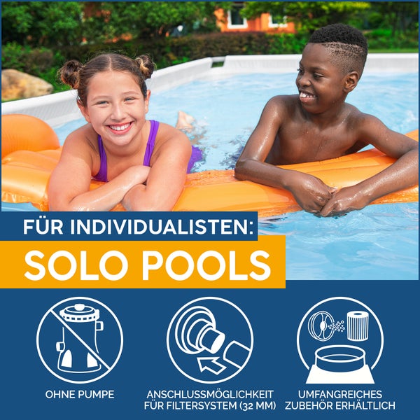 Kinder spielen in einem Aufstellpool mit orangefarbenem Schwimmreifen. Symbole zeigen keine Pumpe, 32 Millimeter Filteranschluss und Zubehör.