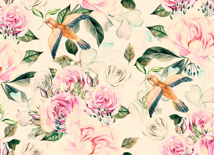 Vliestapete mit floralem Muster im Aquarell-Stil, zeigt Rosen, Pfingstrosen, Blätter und fliegende Vögel.