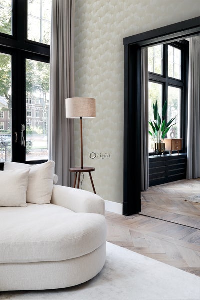 Heller Wohnraum mit gemusterter Tapete, Sofa, Stehlampe und Fenstern