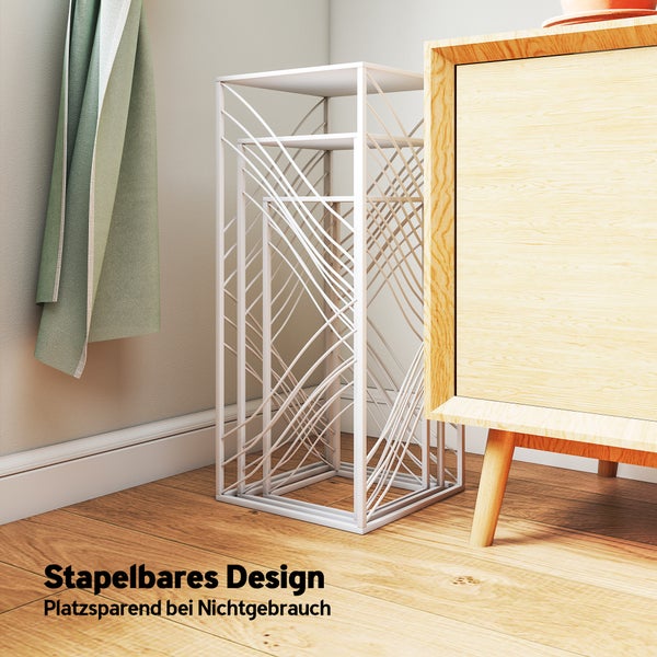 Stapelbare Blumenhocker aus Metall mit geometrischem Design im Set, platzsparend ineinander geschoben auf Holzboden.