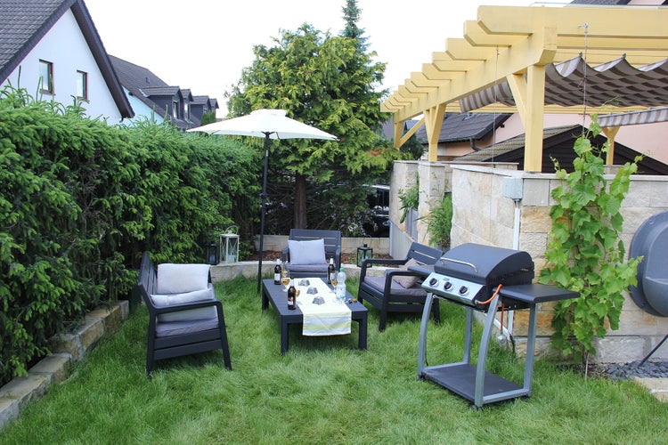 Ondis24 Marktschirm 1,8m mit Kurbel und Knick beige UV 50+, Sonnenschirm