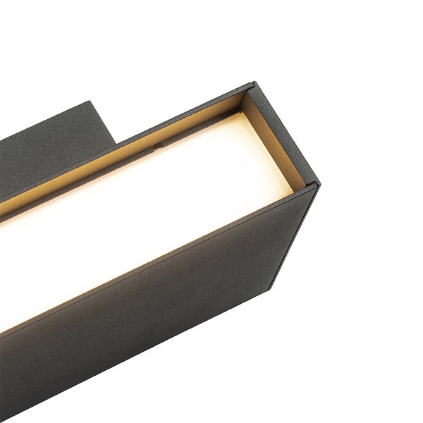 Moderne Wandleuchte aus strukturiertem Metall mit warmweißem LED-Licht.