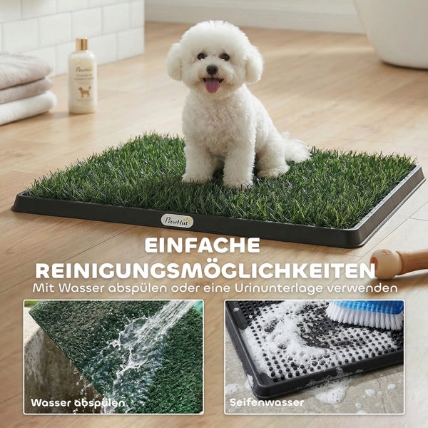 Hundetoilette mit Kunstrasen und Auffangschale, weißer Hund sitzt auf Matte, Reinigung mit Wasser und Seifenwasser dargestellt.