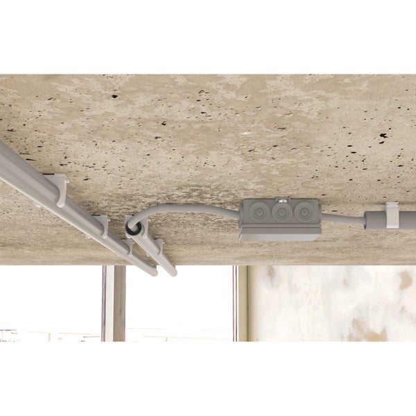 Installation mit Elektroinstallationsrohren und Abzweigdose an einer Betondecke.