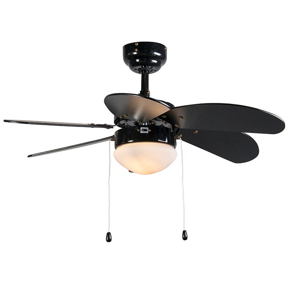 Deckenventilator mit integrierter Leuchte und Zugschaltern zur Bedienung.