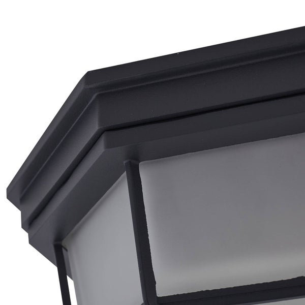 Detailaufnahme einer schwarzen Außenleuchte für die Decke mit mattierten Glasscheiben und Metallrahmen.
