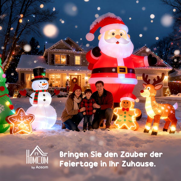 Beleuchtete aufblasbare Weihnachtsfiguren wie Weihnachtsmann, Schneemann und Rentier im verschneiten Garten mit einer Familie vor einem Haus.