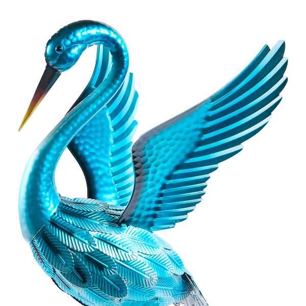 Dekofigur Schwan aus Metall mit ausgebreiteten Flügeln in Blau.