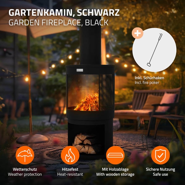 Schwarzer Gartenkamin mit Kaminrohr, Holzablage und Schürhaken. Szene im beleuchteten Garten. Merkmale: Wetterschutz, hitzefest, sichere Nutzung.
