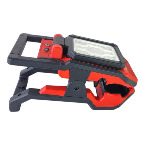 Tragbarer LED-Arbeitsstrahler aus Kunststoff in Rot und Schwarz mit Handgriff und Klemmfunktion.