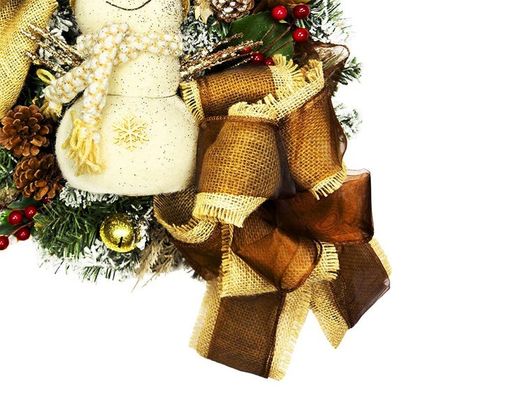 Weihnachtskranz mit Schneemann Figur, Tannenzweigen, Kiefernzapfen, Beeren und Stoffschleife als weihnachtliche Dekoration.