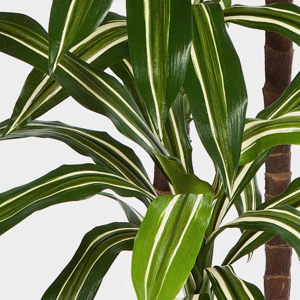 Künstlicher Dekozweig mit silberfarbenen, gezackten Blättern in Metallic-Optik.