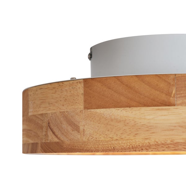 Detail einer Deckenleuchte mit Holzelementen