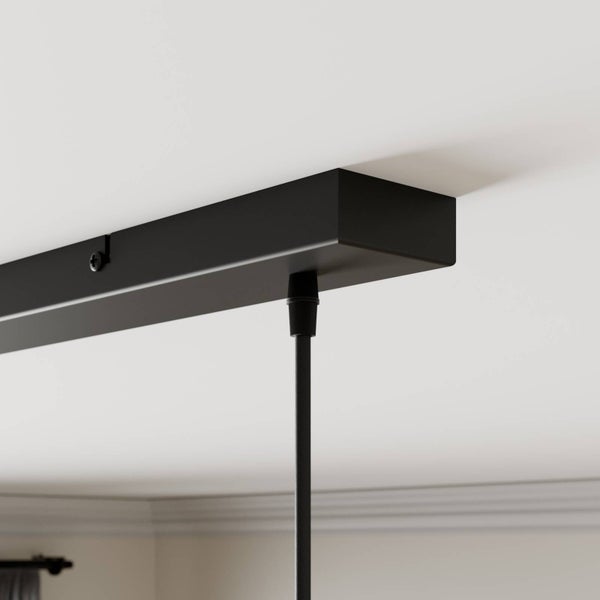 Schwarzer, rechteckiger Deckenbaldachin aus Metall für eine Pendelleuchte mit einem Kabelauslass.