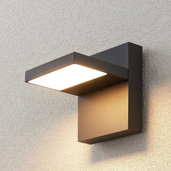 Moderne LED-Außenwandleuchte aus Metall in rechteckiger Form, montiert an einer Wand.