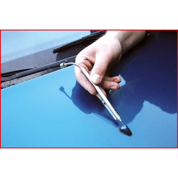 Magnetheber mit flexiblem Hals und magnetischer Spitze wird auf einer blauen Oberfläche verwendet.